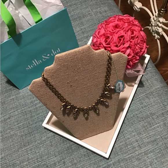 Beautiful Stella&Dot Retried Statement Necklace,Rhinestones&Gold Tone.Beautiful - Picture 5 of 10